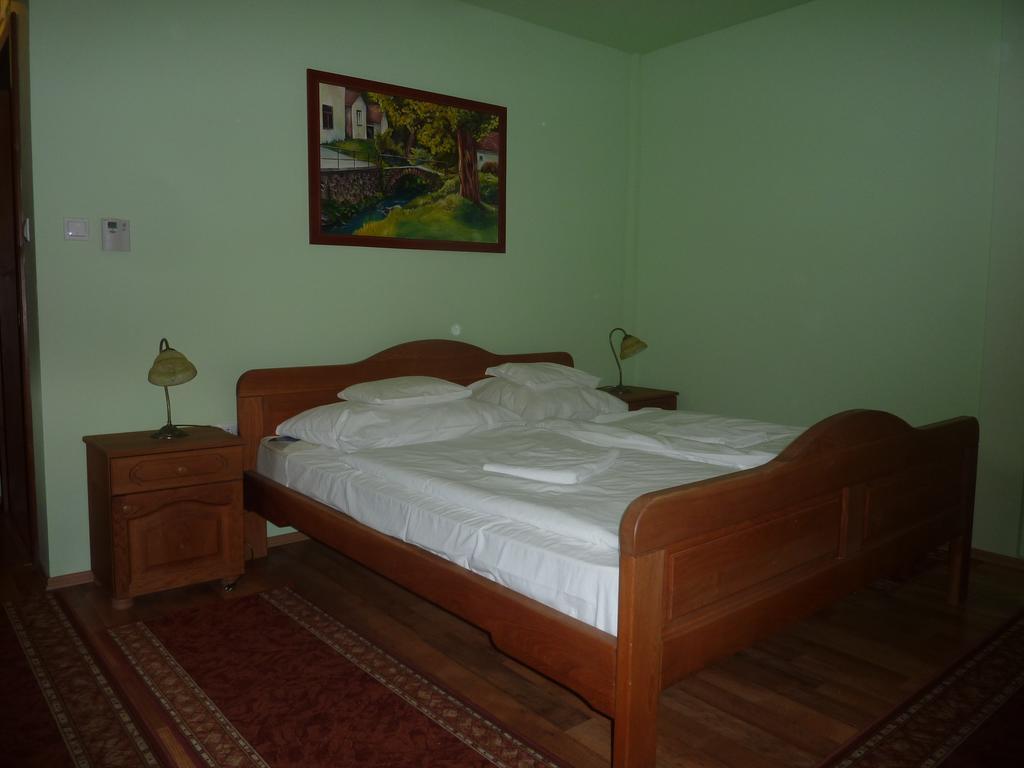 Bátaapáti Naspolya Panzio Es Etterem Bed & Breakfast エクステリア 写真